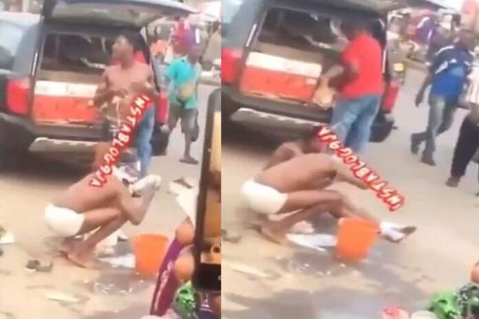 VIDEO: Suspected Yahoo Boys Beaten Up For Taking Their Bath In The Middle Of A Market