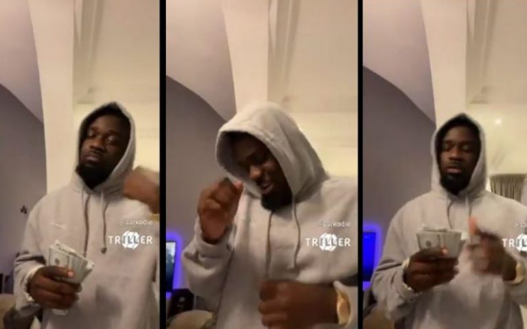 Sarkodie Shows Off Thousands Of Dollars As He Jams To Kuami Eugene’s Latest Banger ”Dollar On You”
