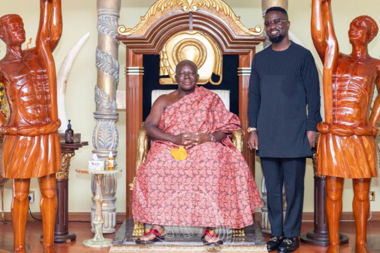 Sarkodie Pays Courtesy Call To His Royal Majesty The Asantehene At The Manhyia Palace (Photos)