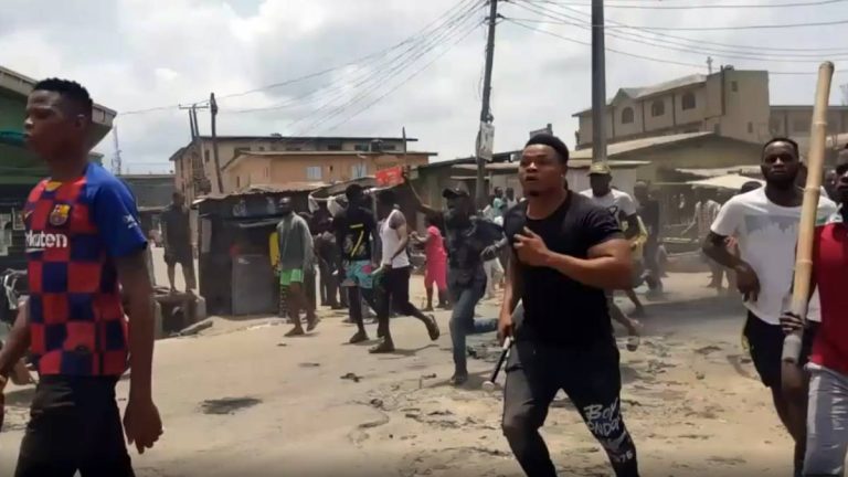 Angry Residents Chase Out Police Officers For Showing Up Late At Robbery Scene (Video)