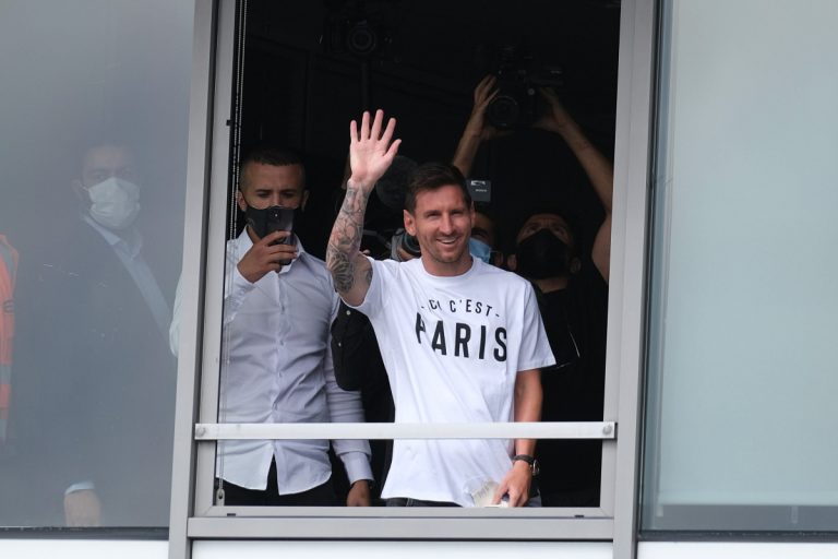 The Moment Leo Messi Arrived In Paris To Sign For PSG (Video)