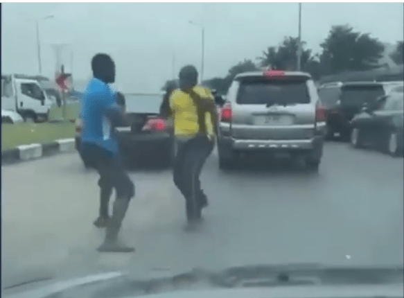 Two Drivers Engage In Serious Fight On Main Road