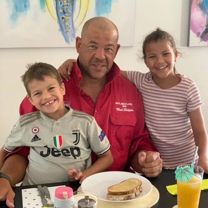 Andrew Symonds and two kids