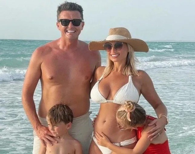 billie-faiers-pregnant-with-third-child-shares-baby-bump