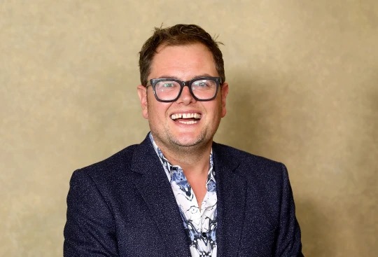 alan-carr-collapses-on-stage-after-injuring-his-leg-during-live-show