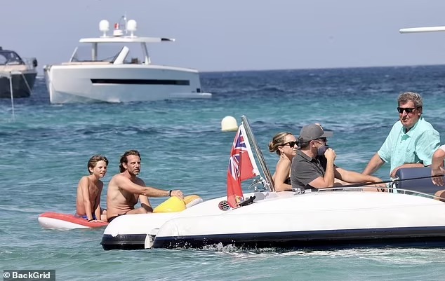 leonardo-dicaprio-cruises-to-club-55-in-saint-tropez-with-tobey-maguire-and-ex-wife-jennifer-meyer