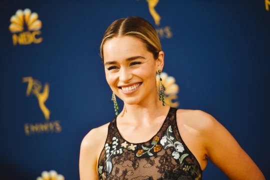 emilia-clarke-missing-a-chunk-of-her-brain-after-terrifying-aneurysms